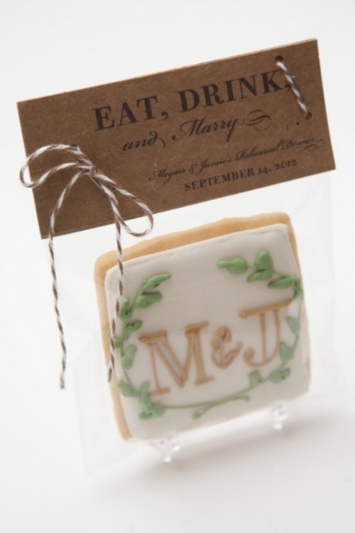 a monogrammed glazed cookie can be made by you yourself - a great favor for weddings and rehearsal dinners