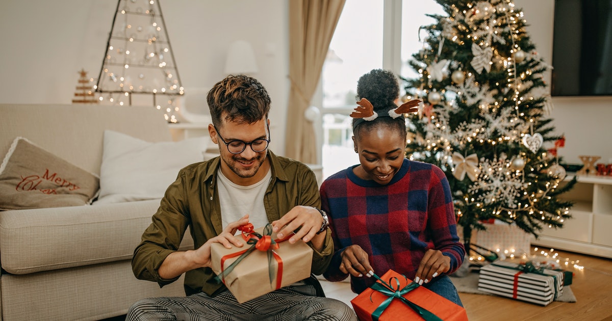 7 Creative Holiday Gift Exchange Games To Play With Your Housemates