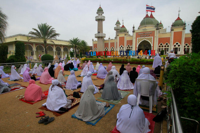 Mass prayers held to celebrate end of Ramadan