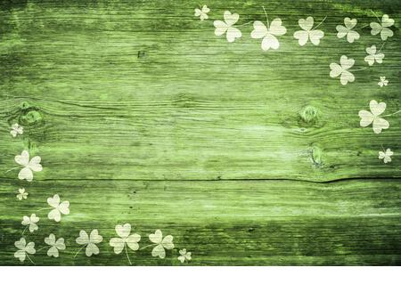 Shamrocks on green wooden table a symbol og St. Patricks Day. Bbanner with corner border of shamrocks.Textured pattern - Stock Image