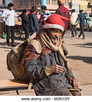 Homeless man with Santa hat, Jodhpur, Rajasthan, India - Stock Image