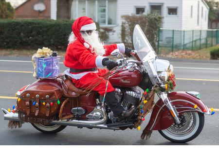 Pennsylvania, USA. 21st Dec, 2021. Matt Johnson of Langhorne, dressed as Santa while riding his Indian Motorcycle along with other members of the Delaware Valley Iron Indian Riders Association who held their annual Ride Of the Santas and dropped off toys to children at  Saturday, December 21, 2021 at St Francis-St Vincent Home For Children in Bensalem, Pennsylvania. Credit: William Thomas Cain/Alamy Live News - Stock Image