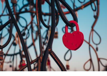 Close-up of the castle on the metal tree of the newlyweds in love in the form of a heart, as a symbol of eternal love. Valentine's day concept. - Stock Image