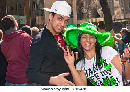 MARCH 17, 2011 - MANHATTAN: At St. Patrick's Day Parade, attractive man and woman wearing big green hat and - Stock Image
