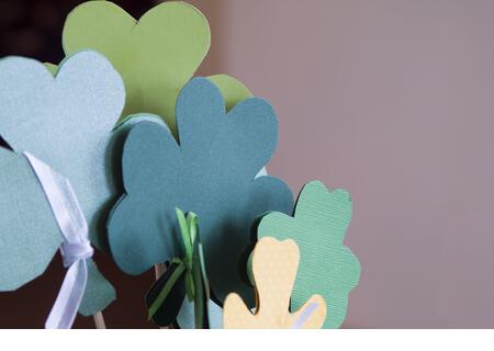St Patricks Day vase arrangement with green clovers-close angle03 - Stock Image