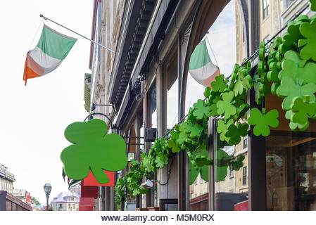 Outside street view of Irish pub decorated with shamrocks for St Patricks Day - Stock Image